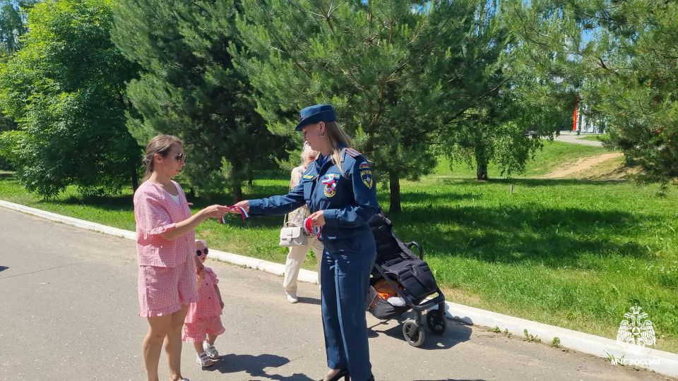 В преддверии Дня России сотрудники Молодежного совета МЧС России вручили кострoмичам бело-сине-красные ленты В преддверии Дня России сотрудники Молодежного совета МЧС России вручили кострoмичам бело-сине-красные ленты