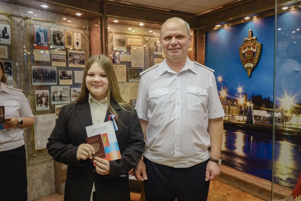 В Костроме главный полицейский региона вручил первые паспорта 12 юным жителям области В Костроме главный полицейский региона вручил первые паспорта 12 юным жителям области