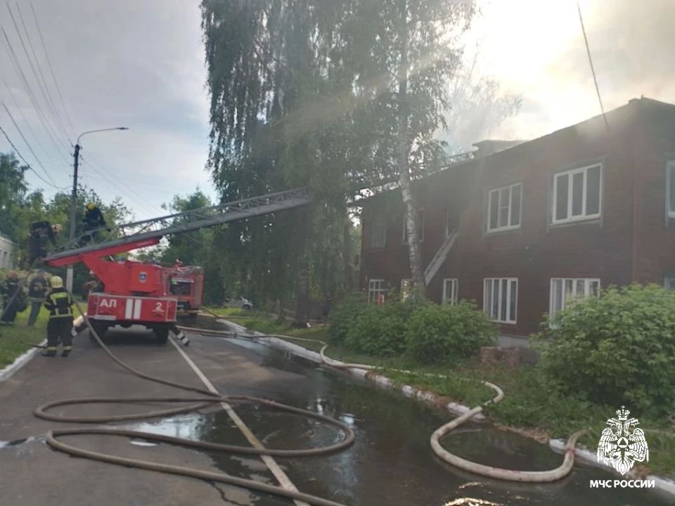 Кадры тушения пожара на улице Лавровской в Костроме Кадры тушения пожара на улице Лавровской в Костроме