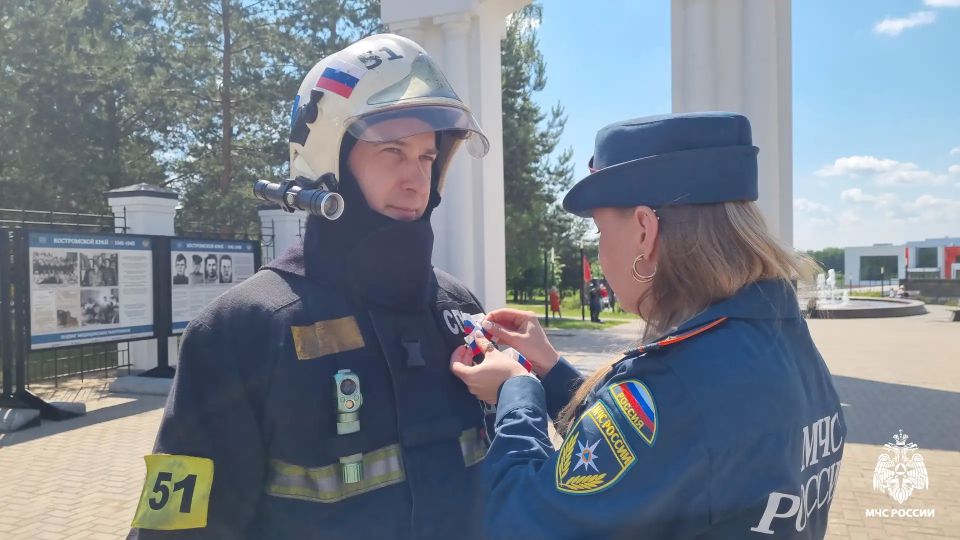 В преддверии Дня России сотрудники Молодежного совета МЧС России вручили кострoмичам бело-сине-красные ленты В преддверии Дня России сотрудники Молодежного совета МЧС России вручили кострoмичам бело-сине-красные ленты