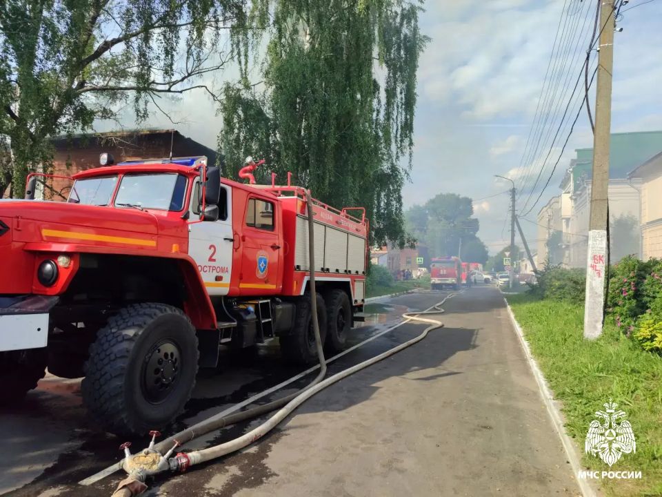 Кадры тушения пожара на улице Лавровской в Костроме Кадры тушения пожара на улице Лавровской в Костроме