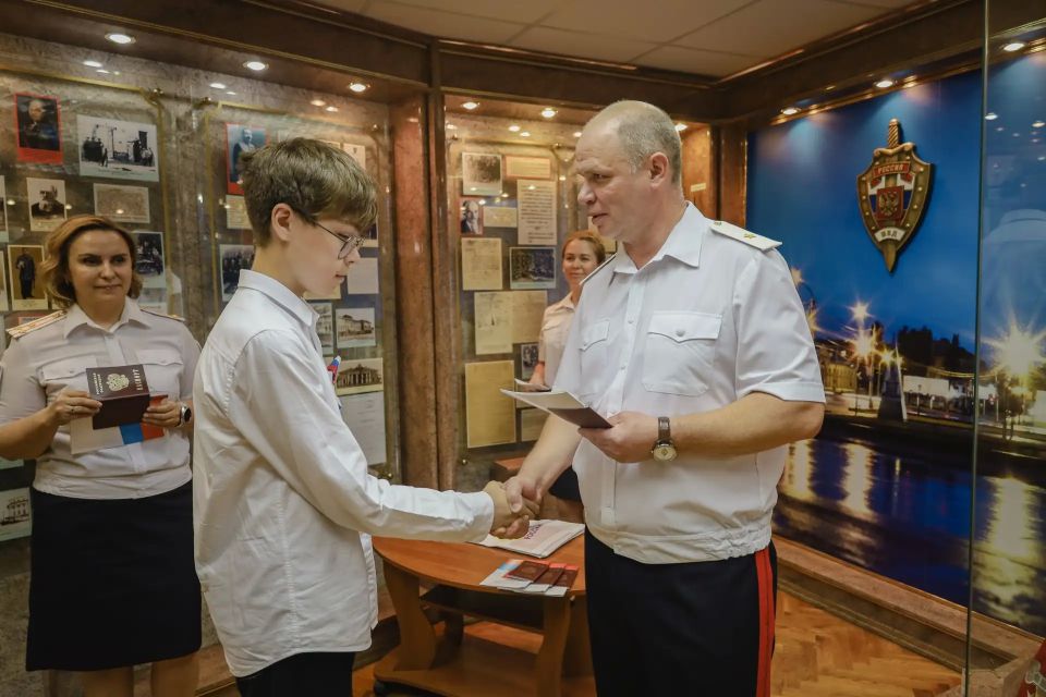 В Костроме главный полицейский региона вручил первые паспорта 12 юным жителям области В Костроме главный полицейский региона вручил первые паспорта 12 юным жителям области