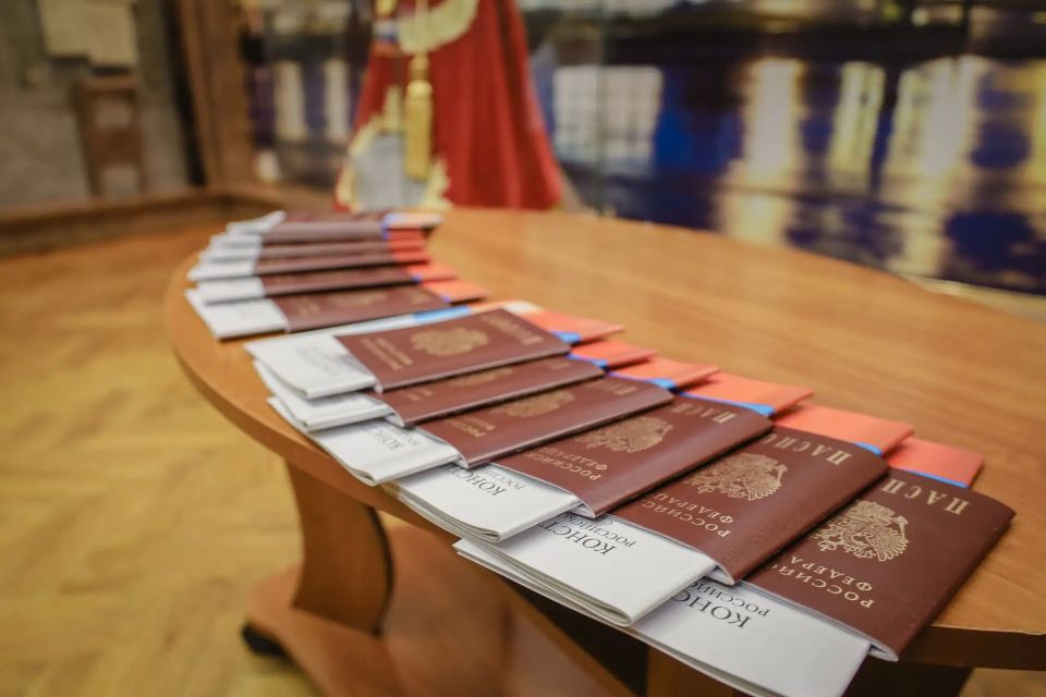 В Костроме главный полицейский региона вручил первые паспорта 12 юным жителям области В Костроме главный полицейский региона вручил первые паспорта 12 юным жителям области