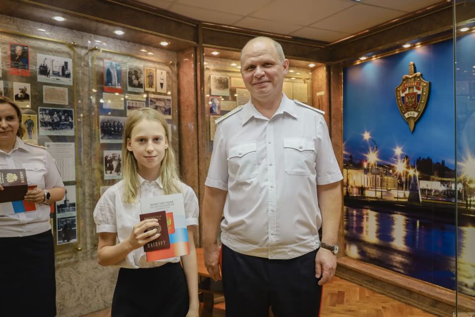 В Костроме главный полицейский региона вручил первые паспорта 12 юным жителям области В Костроме главный полицейский региона вручил первые паспорта 12 юным жителям области