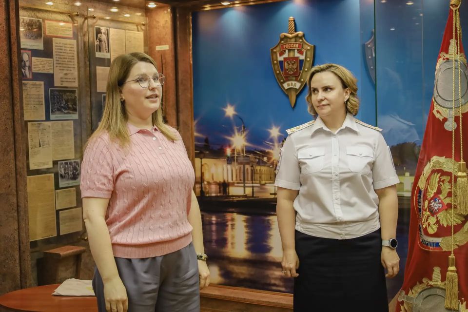 В Костроме главный полицейский региона вручил первые паспорта 12 юным жителям области В Костроме главный полицейский региона вручил первые паспорта 12 юным жителям области