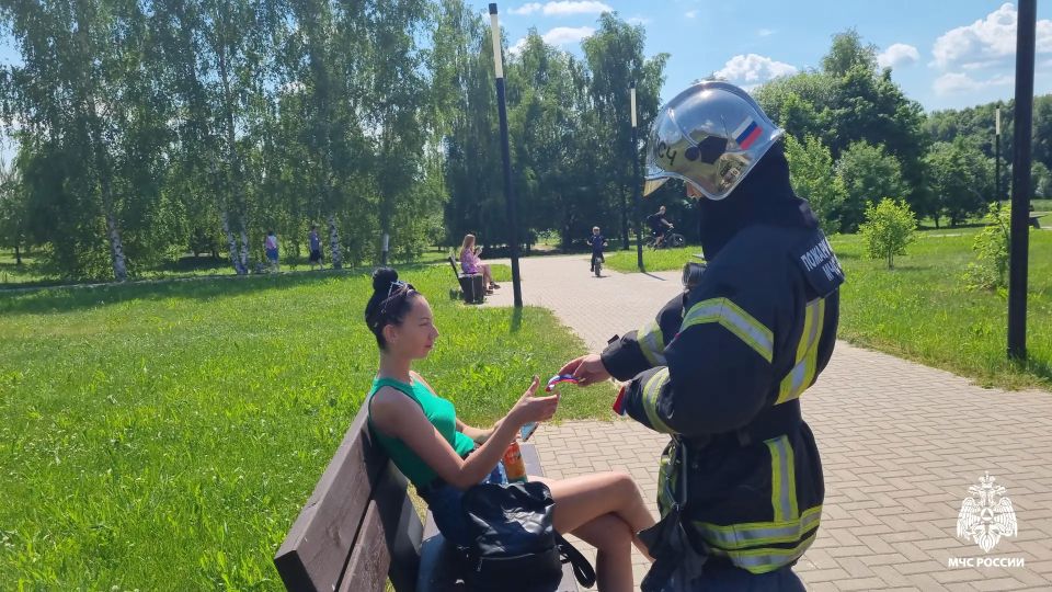В преддверии Дня России сотрудники Молодежного совета МЧС России вручили кострoмичам бело-сине-красные ленты В преддверии Дня России сотрудники Молодежного совета МЧС России вручили кострoмичам бело-сине-красные ленты