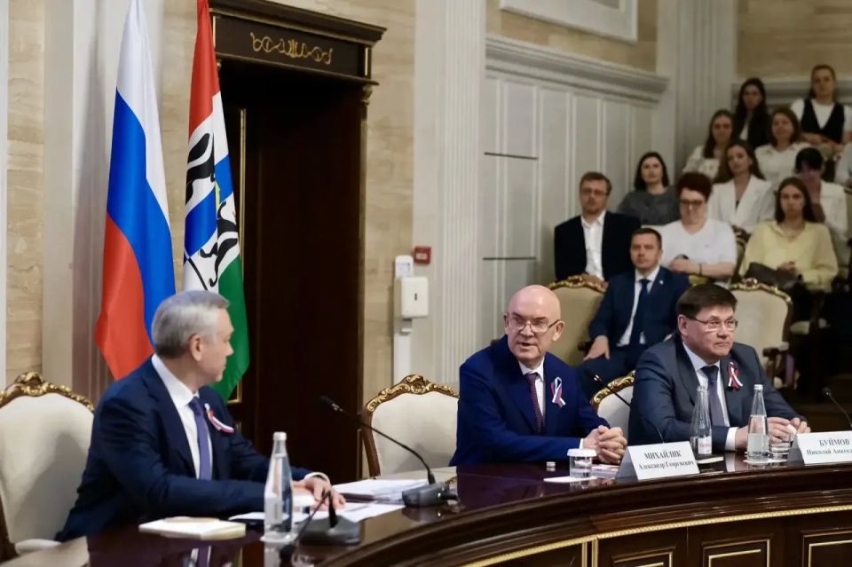 Заместитель руководителя Федерального казначейства Александр Михайлик вместе с Губернатором Новосибирской области Андреем Травниковым и главным федеральным инспектором по Новосибирской области Николаем Буймовым принял... Заместитель руководителя Федерального казначейства Александр Михайлик вместе с Губернатором Новосибирской области Андреем Травниковым и главным федеральным инспектором по Новосибирской области Николаем Буймовым принял...