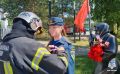 В преддверии Дня России сотрудники Молодежного совета МЧС России вручили кострoмичам бело-сине-красные ленты