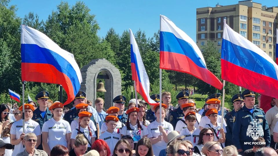 Сотрудники МЧС России и кадеты пожарно-спасательного профиля приняли участие в торжественных мероприятиях в честь Дня России Сотрудники МЧС России и кадеты пожарно-спасательного профиля приняли участие в торжественных мероприятиях в честь Дня России