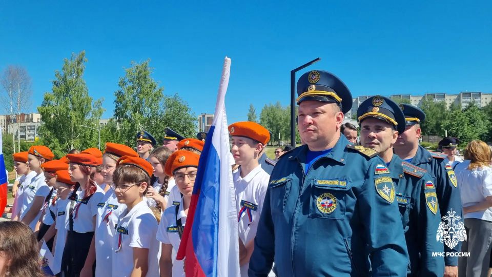 Сотрудники МЧС России и кадеты пожарно-спасательного профиля приняли участие в торжественных мероприятиях в честь Дня России Сотрудники МЧС России и кадеты пожарно-спасательного профиля приняли участие в торжественных мероприятиях в честь Дня России