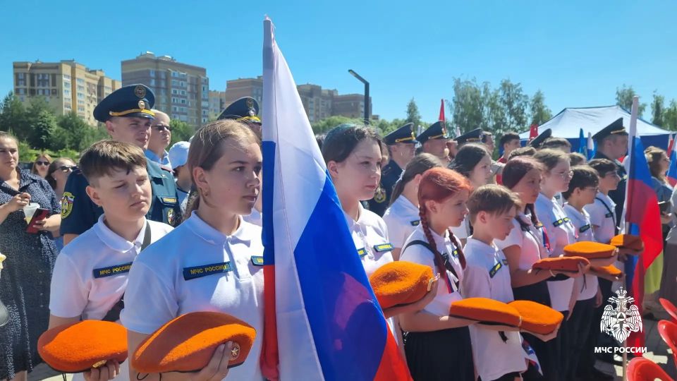 Сотрудники МЧС России и кадеты пожарно-спасательного профиля приняли участие в торжественных мероприятиях в честь Дня России Сотрудники МЧС России и кадеты пожарно-спасательного профиля приняли участие в торжественных мероприятиях в честь Дня России