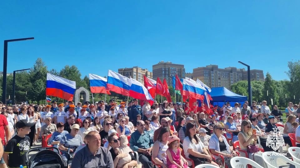 Сотрудники МЧС России и кадеты пожарно-спасательного профиля приняли участие в торжественных мероприятиях в честь Дня России Сотрудники МЧС России и кадеты пожарно-спасательного профиля приняли участие в торжественных мероприятиях в честь Дня России