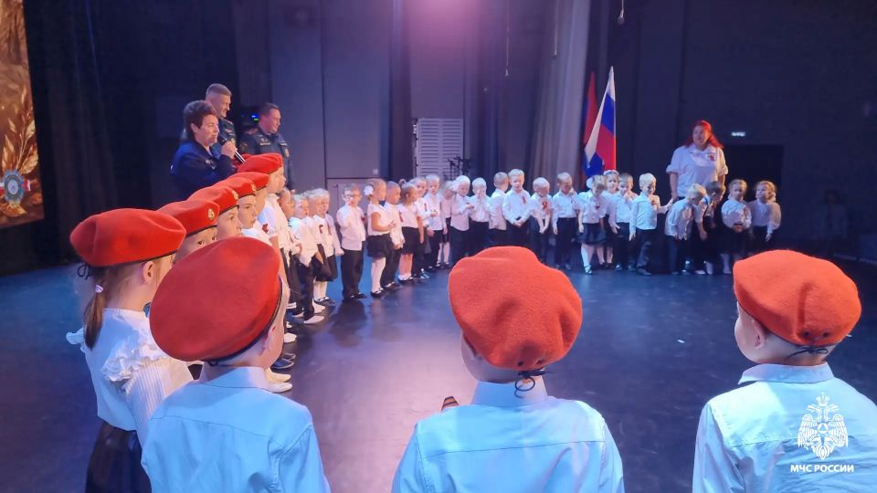 МЧС России приветствует пополнение в рядах юных спасателей! МЧС России приветствует пополнение в рядах юных спасателей!
