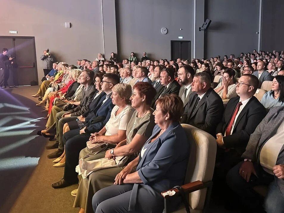 В преддверии Дня медицинского работника секретарь Костромского регионального отделения партии «Единая Россия» Алексей Анохин встретился с молодыми врачами региона, а сегодня поздравил медицинских работников Костромской... В преддверии Дня медицинского работника секретарь Костромского регионального отделения партии «Единая Россия» Алексей Анохин встретился с молодыми врачами региона, а сегодня поздравил медицинских работников Костромской...