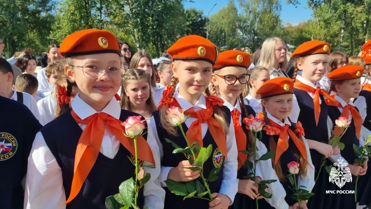 Сотрудники МЧС России поздравляют движение «Школа безопасности» с днём рождения Сотрудники МЧС России поздравляют движение «Школа безопасности» с днём рождения