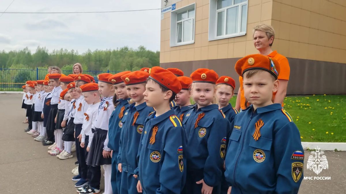 Сотрудники МЧС России поздравляют движение «Школа безопасности» с днём рождения Сотрудники МЧС России поздравляют движение «Школа безопасности» с днём рождения