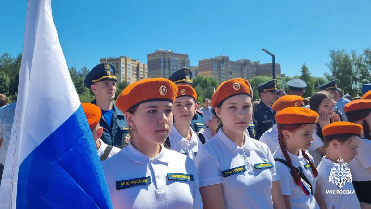 Сотрудники МЧС России поздравляют движение «Школа безопасности» с днём рождения Сотрудники МЧС России поздравляют движение «Школа безопасности» с днём рождения