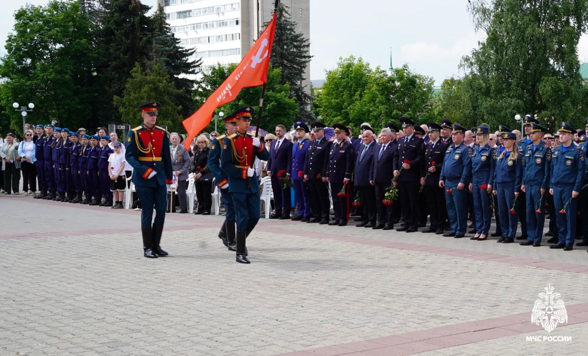 В День памяти и скорби представители Молодежного совета Главного управления возложили цветы к «Монументу Славы» В День памяти и скорби представители Молодежного совета Главного управления возложили цветы к «Монументу Славы»