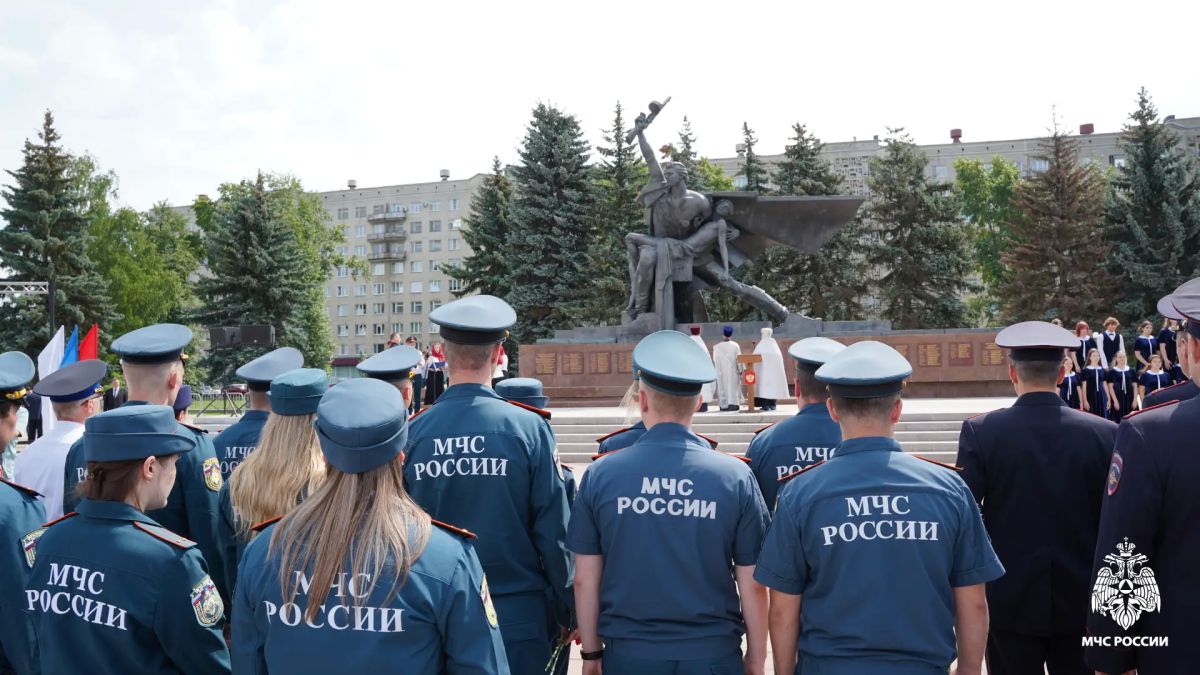 В День памяти и скорби представители Молодежного совета Главного управления возложили цветы к «Монументу Славы» В День памяти и скорби представители Молодежного совета Главного управления возложили цветы к «Монументу Славы»