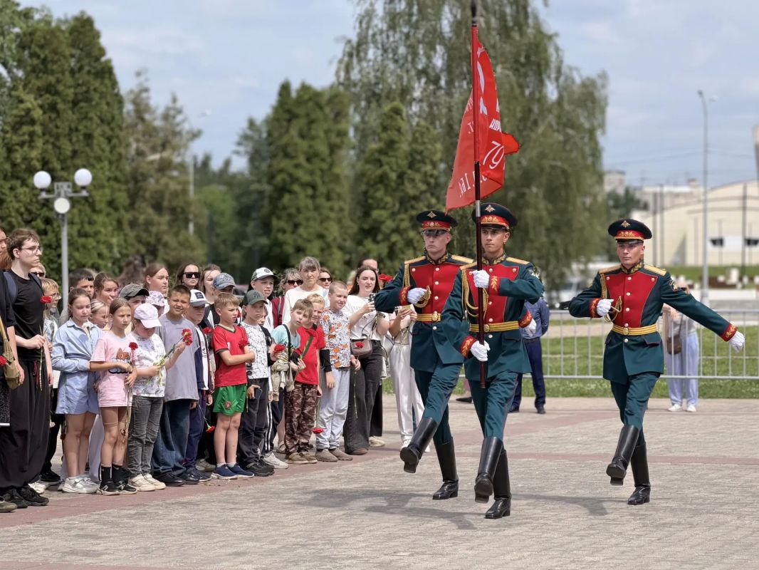 В День памяти и скорби губернатор Сергей Ситников вместе с костромичами возложил цветы к Монументу Славы В День памяти и скорби губернатор Сергей Ситников вместе с костромичами возложил цветы к Монументу Славы