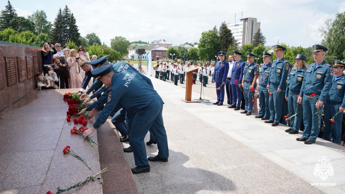 В День памяти и скорби представители Молодежного совета Главного управления возложили цветы к «Монументу Славы» В День памяти и скорби представители Молодежного совета Главного управления возложили цветы к «Монументу Славы»