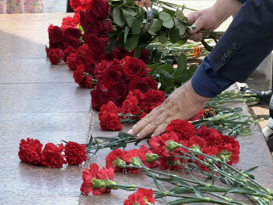 В День памяти и скорби губернатор Сергей Ситников вместе с костромичами возложил цветы к Монументу Славы В День памяти и скорби губернатор Сергей Ситников вместе с костромичами возложил цветы к Монументу Славы