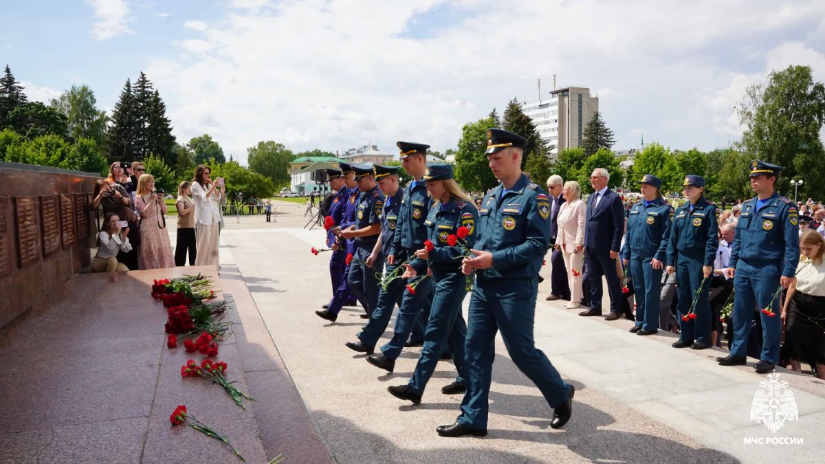 В День памяти и скорби представители Молодежного совета Главного управления возложили цветы к «Монументу Славы» В День памяти и скорби представители Молодежного совета Главного управления возложили цветы к «Монументу Славы»