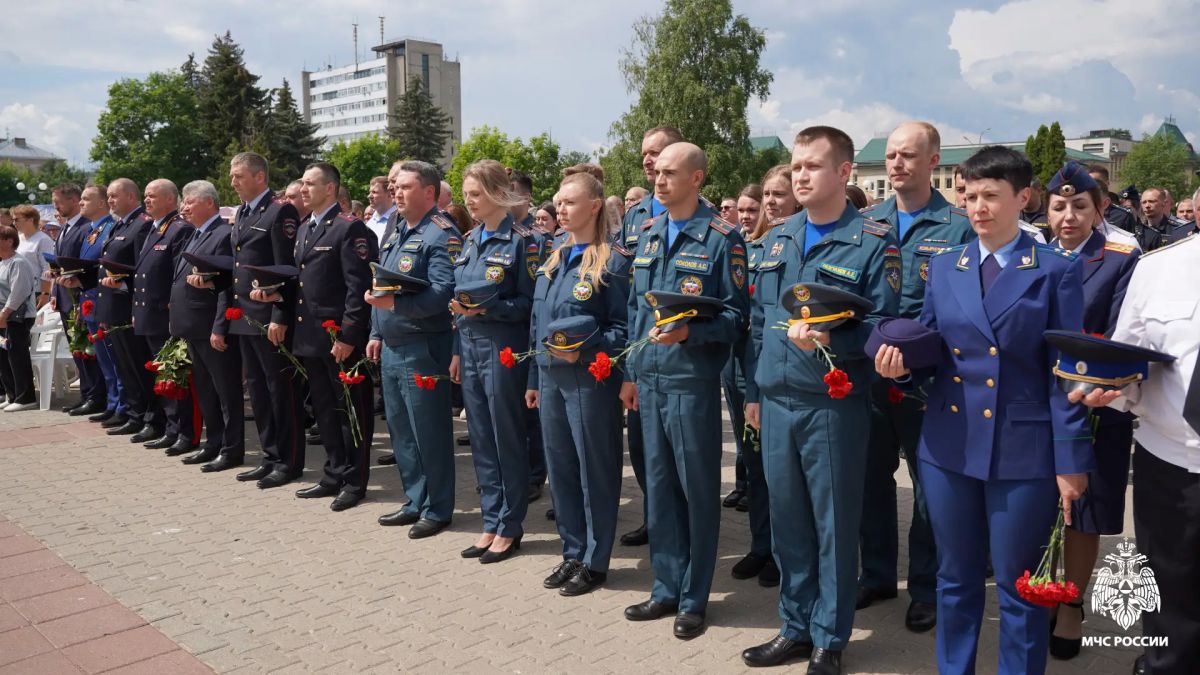 В День памяти и скорби представители Молодежного совета Главного управления возложили цветы к «Монументу Славы» В День памяти и скорби представители Молодежного совета Главного управления возложили цветы к «Монументу Славы»