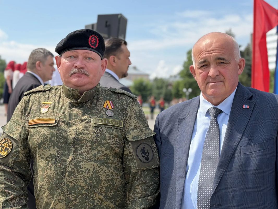 В День памяти и скорби губернатор Сергей Ситников вместе с костромичами возложил цветы к Монументу Славы В День памяти и скорби губернатор Сергей Ситников вместе с костромичами возложил цветы к Монументу Славы