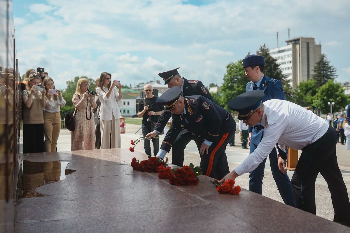 Делегация УМВД России по Костромской области приняла участие в мероприятиях, посвященных Дню памяти и скорби Делегация УМВД России по Костромской области приняла участие в мероприятиях, посвященных Дню памяти и скорби
