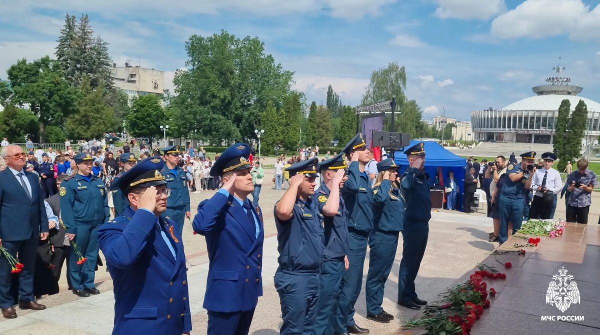 В День памяти и скорби представители Молодежного совета Главного управления возложили цветы к «Монументу Славы» В День памяти и скорби представители Молодежного совета Главного управления возложили цветы к «Монументу Славы»
