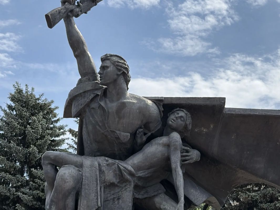 В День памяти и скорби губернатор Сергей Ситников вместе с костромичами возложил цветы к Монументу Славы В День памяти и скорби губернатор Сергей Ситников вместе с костромичами возложил цветы к Монументу Славы