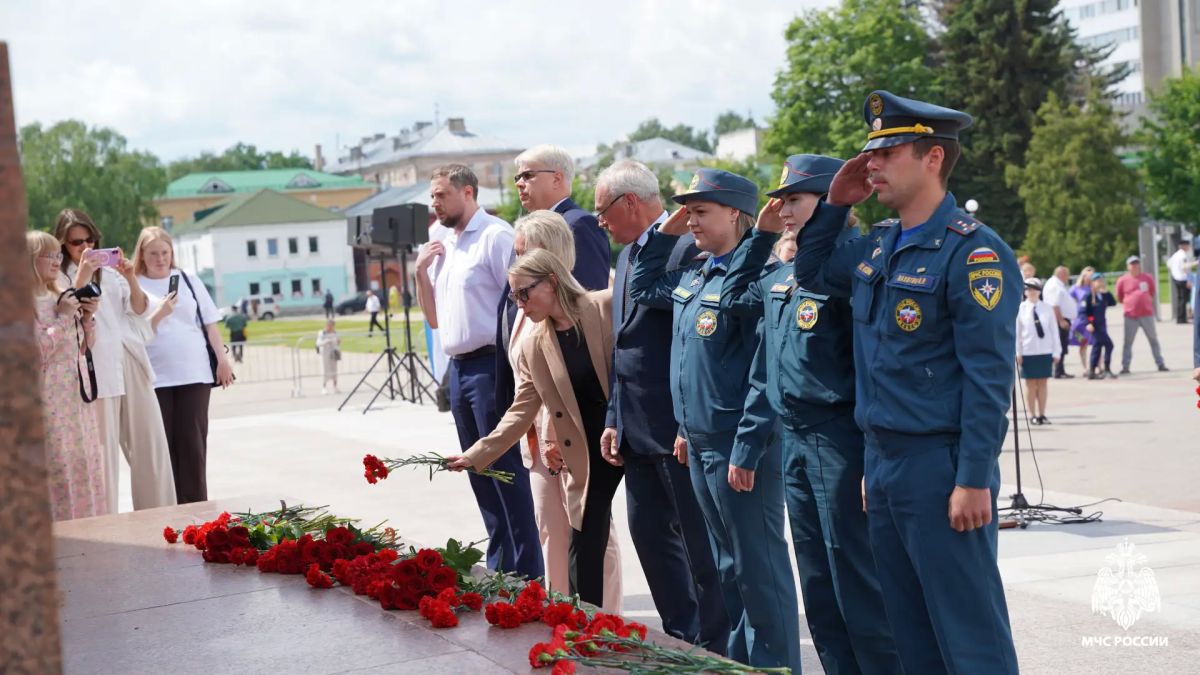 В День памяти и скорби представители Молодежного совета Главного управления возложили цветы к «Монументу Славы» В День памяти и скорби представители Молодежного совета Главного управления возложили цветы к «Монументу Славы»