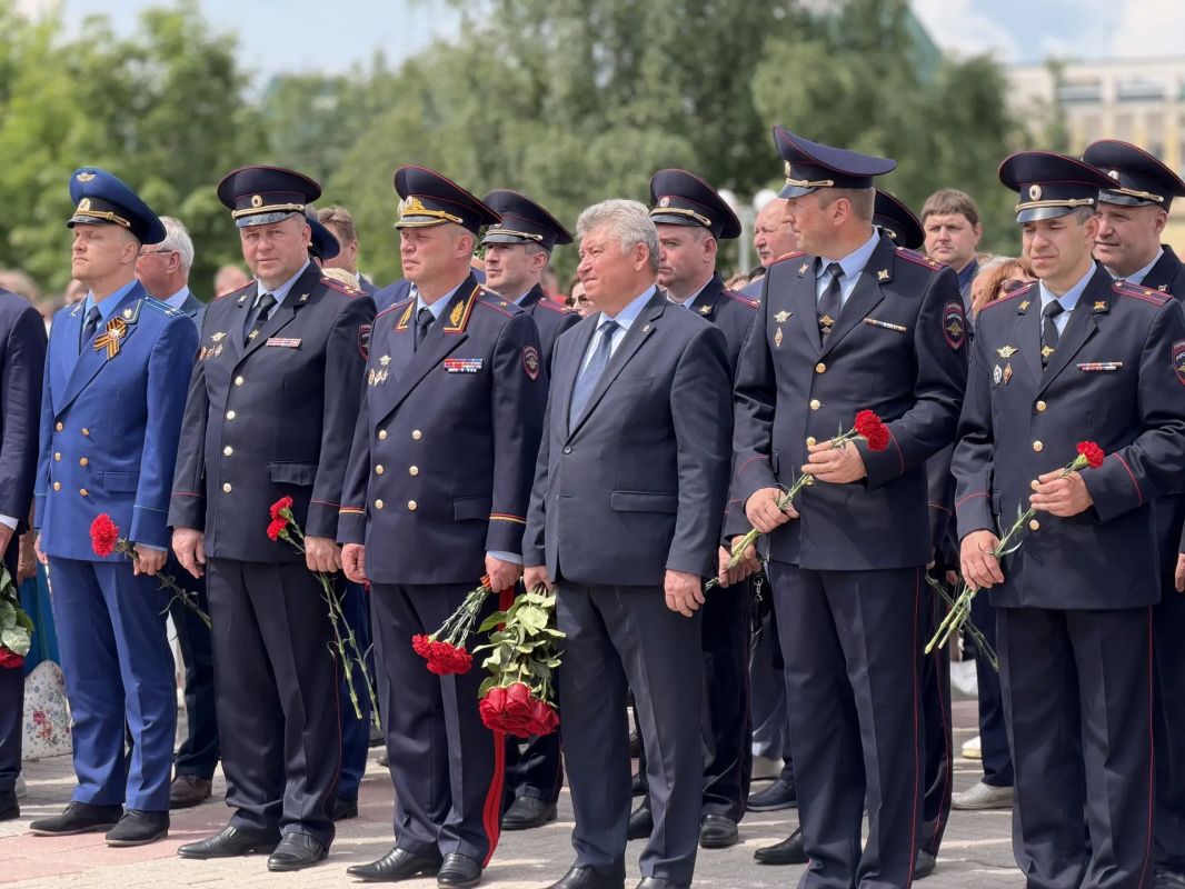 В День памяти и скорби губернатор Сергей Ситников вместе с костромичами возложил цветы к Монументу Славы В День памяти и скорби губернатор Сергей Ситников вместе с костромичами возложил цветы к Монументу Славы