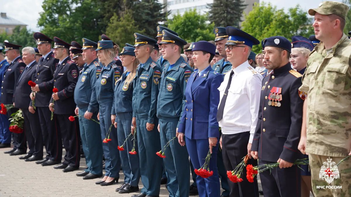 В День памяти и скорби представители Молодежного совета Главного управления возложили цветы к «Монументу Славы» В День памяти и скорби представители Молодежного совета Главного управления возложили цветы к «Монументу Славы»