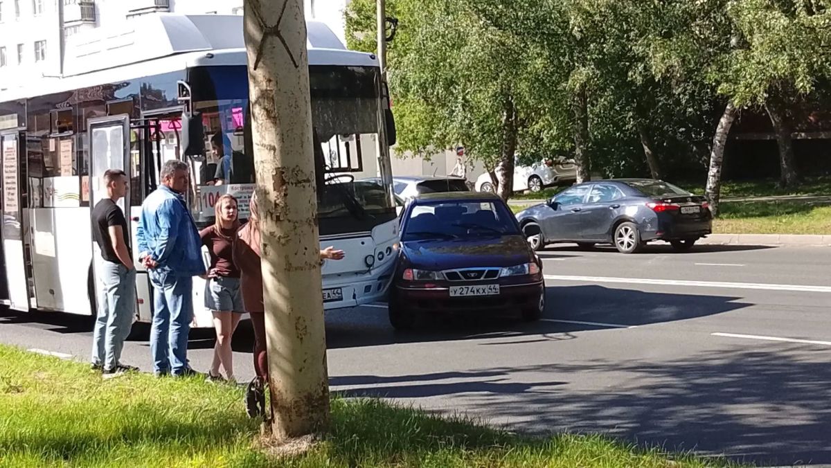 Машина и автобус не поделили дорогу на Кинешемском шоссе