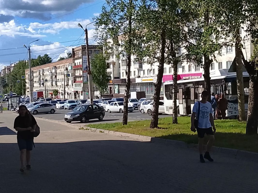 Машина и автобус не поделили дорогу на Кинешемском шоссе Машина и автобус не поделили дорогу на Кинешемском шоссе