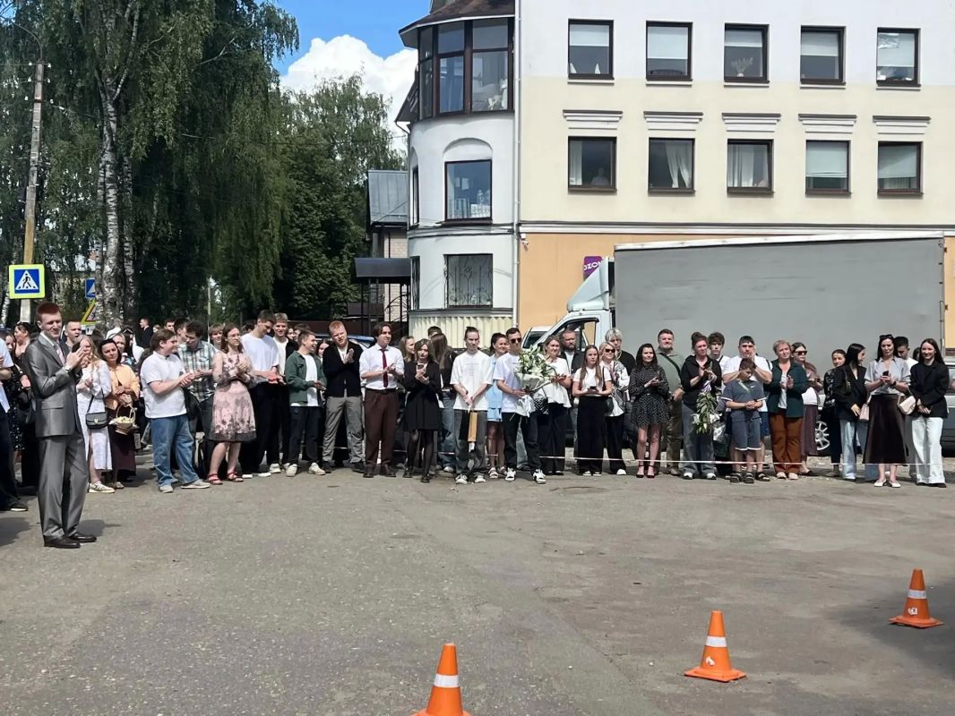 Костромские полицейские пригласили выпускников профильных колледжей на службу в органы внутренних дел Костромские полицейские пригласили выпускников профильных колледжей на службу в органы внутренних дел