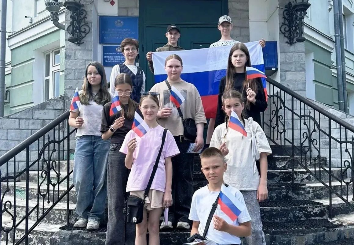 Вот и пролетел первый месяц лета, и для ребят, посещающих пришкольные лагеря, он выдался по-настоящему насыщенным Вот и пролетел первый месяц лета, и для ребят, посещающих пришкольные лагеря, он выдался по-настоящему насыщенным