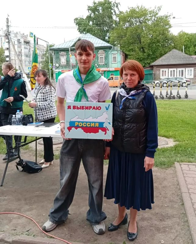 Вот и пролетел первый месяц лета, и для ребят, посещающих пришкольные лагеря, он выдался по-настоящему насыщенным Вот и пролетел первый месяц лета, и для ребят, посещающих пришкольные лагеря, он выдался по-настоящему насыщенным