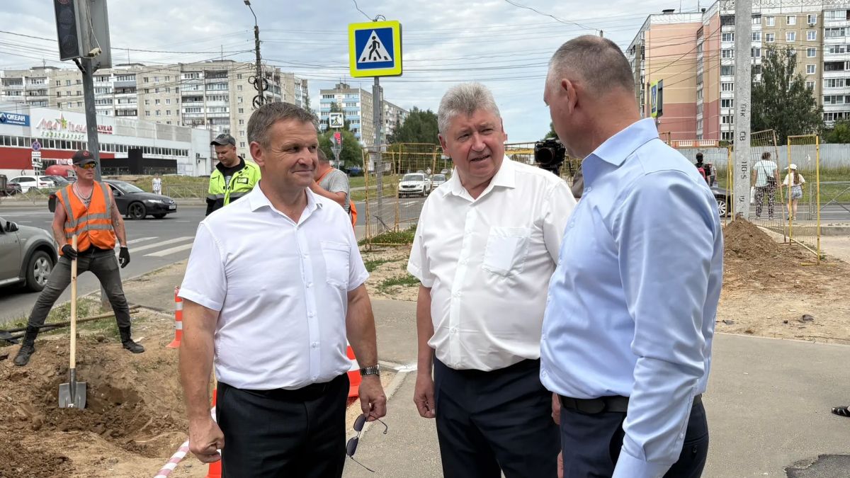 На пересечении улиц Бульварной и Профсоюзной в Костроме началось устройство дополнительной полосы движения На пересечении улиц Бульварной и Профсоюзной в Костроме началось устройство дополнительной полосы движения