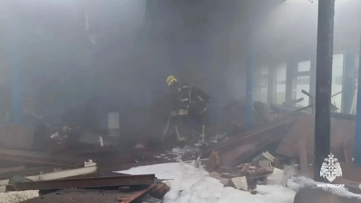 В КОСТРОМЕ НА БЕРЕГУ ВОЛГИ ГОРИТ ДЕБАРКАДЕР В КОСТРОМЕ НА БЕРЕГУ ВОЛГИ ГОРИТ ДЕБАРКАДЕР