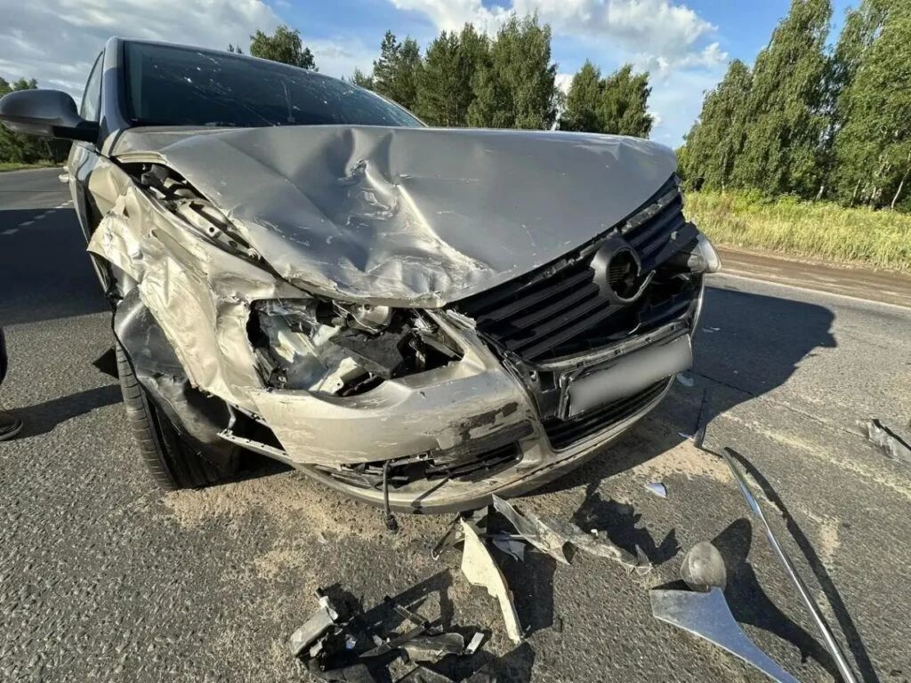 ДВЕ ИНОМАРКИ НЕ ПОДЕЛИЛИ ДОРОГУ НА ВЪЕЗДЕ В КОСТРОМУ