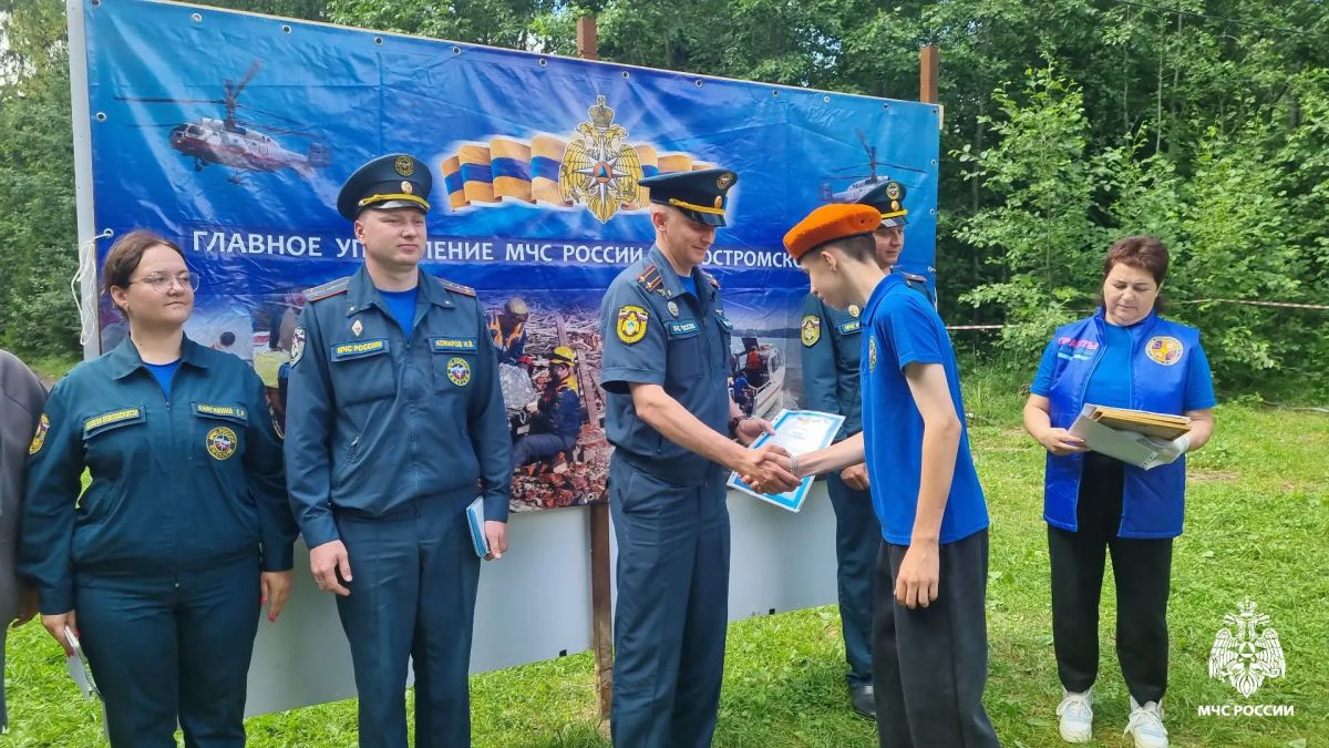 В полевом лагере под Костромой завершилась тематическая смена по безопасности В полевом лагере под Костромой завершилась тематическая смена по безопасности