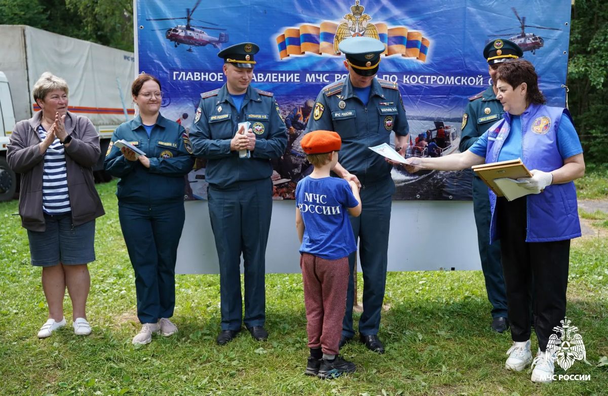В полевом лагере под Костромой завершилась тематическая смена по безопасности В полевом лагере под Костромой завершилась тематическая смена по безопасности