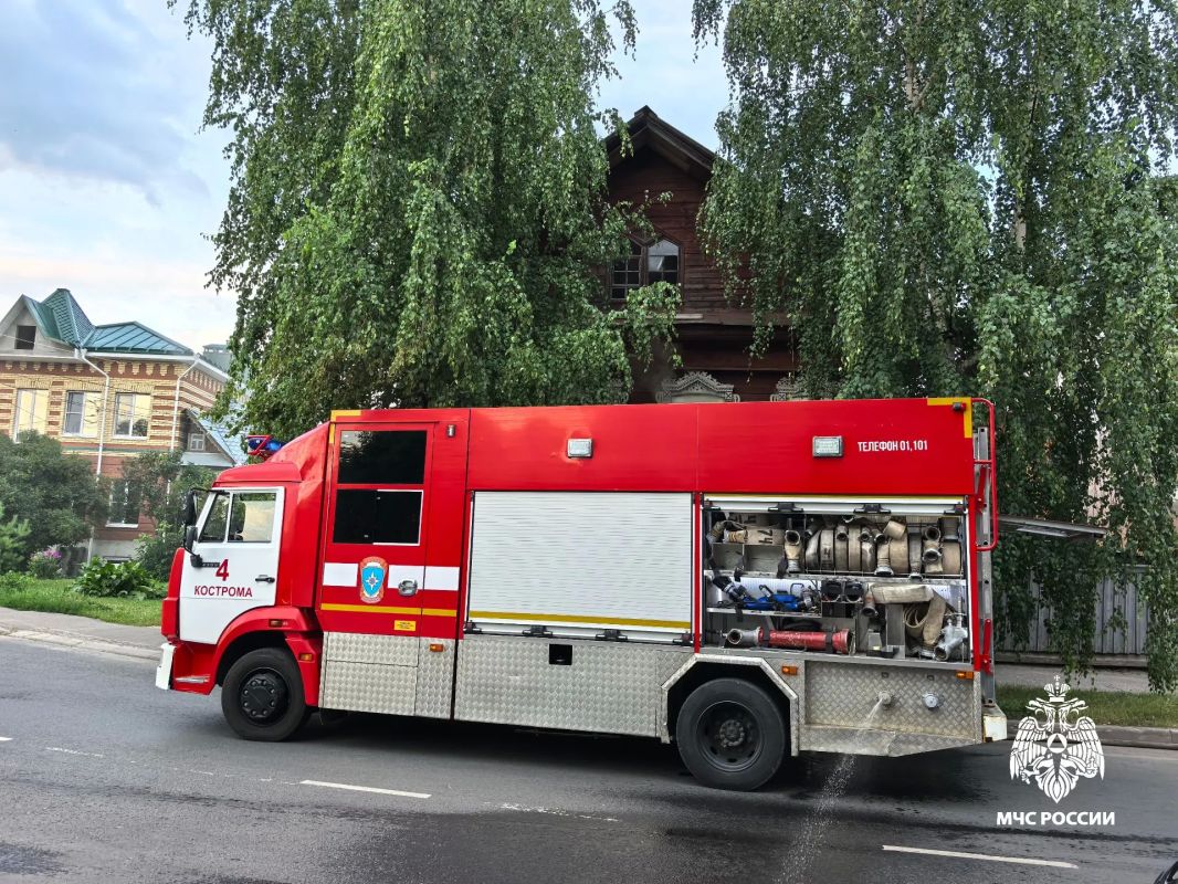 Сотрудники МЧС России ликвидируют пожар на ул. Долматова в Костроме Сотрудники МЧС России ликвидируют пожар на ул. Долматова в Костроме