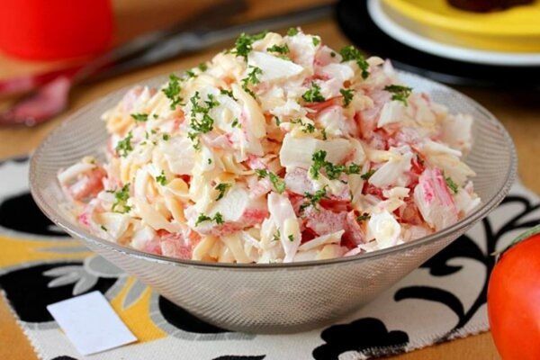 Салат с крабовыми палочками и овощами: яркое сочетание для любого стола