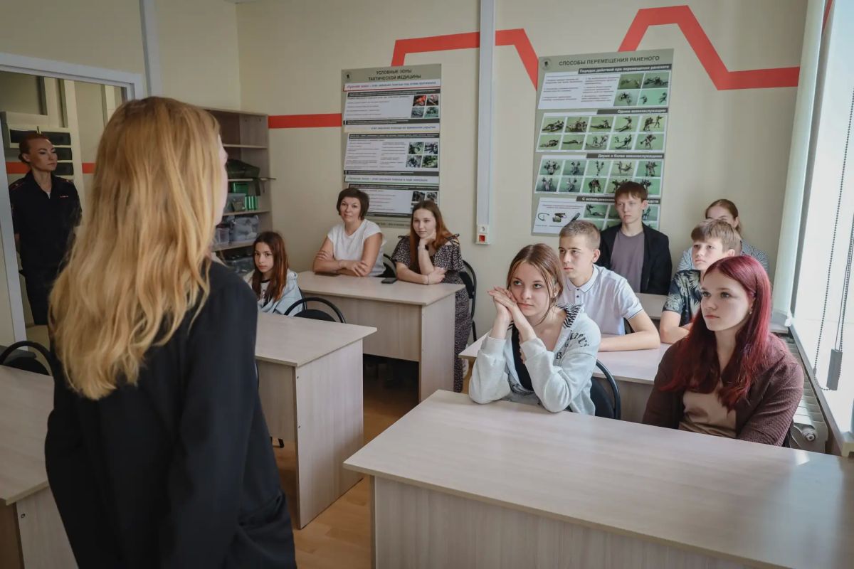 Костромские полицейские провели для школьников профориентационную встречу с элементами обучения правилам безопасности Костромские полицейские провели для школьников профориентационную встречу с элементами обучения правилам безопасности