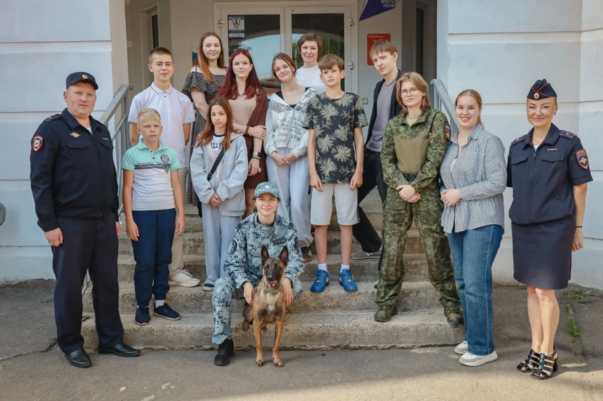 Костромские полицейские провели для школьников профориентационную встречу с элементами обучения правилам безопасности Костромские полицейские провели для школьников профориентационную встречу с элементами обучения правилам безопасности
