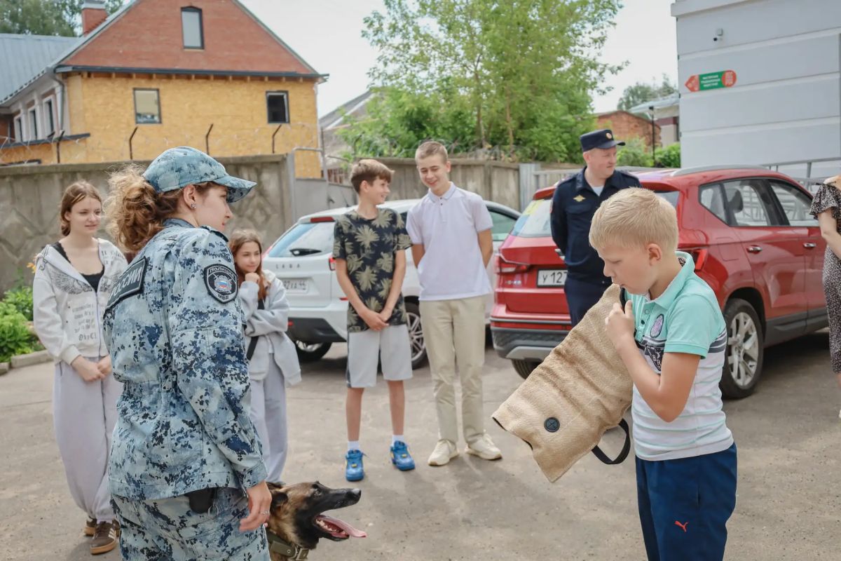 Костромские полицейские провели для школьников профориентационную встречу с элементами обучения правилам безопасности Костромские полицейские провели для школьников профориентационную встречу с элементами обучения правилам безопасности